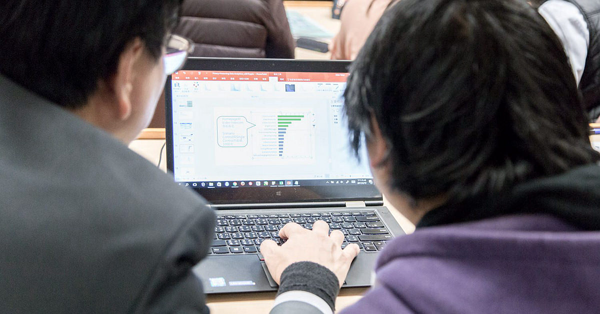 01_teaching_on_laptop